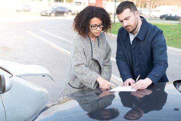 男子和女子填写保险汽车表格-芝加哥，伊利诺斯州-凯发娱乐登录公司