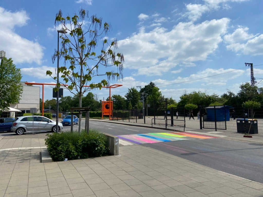 Bunte Regenbogenstreifen Am Wasseramselweg Internationaler Tag Gegen