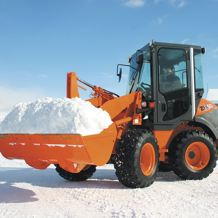 日立zw50轮式装载机在雪地里拖雪
