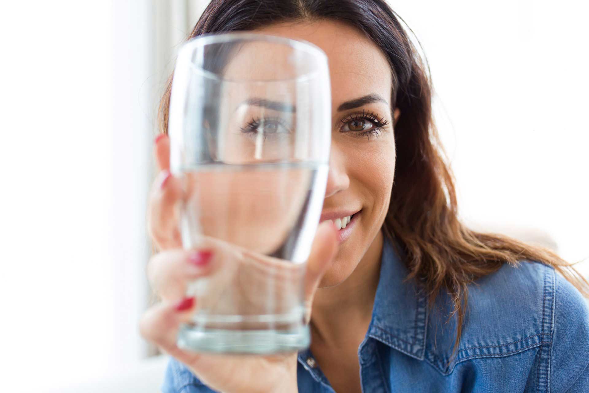 一种纯净水在玻璃-杰克逊维尔，佛罗里达州- 外围滚球app365一&B营销