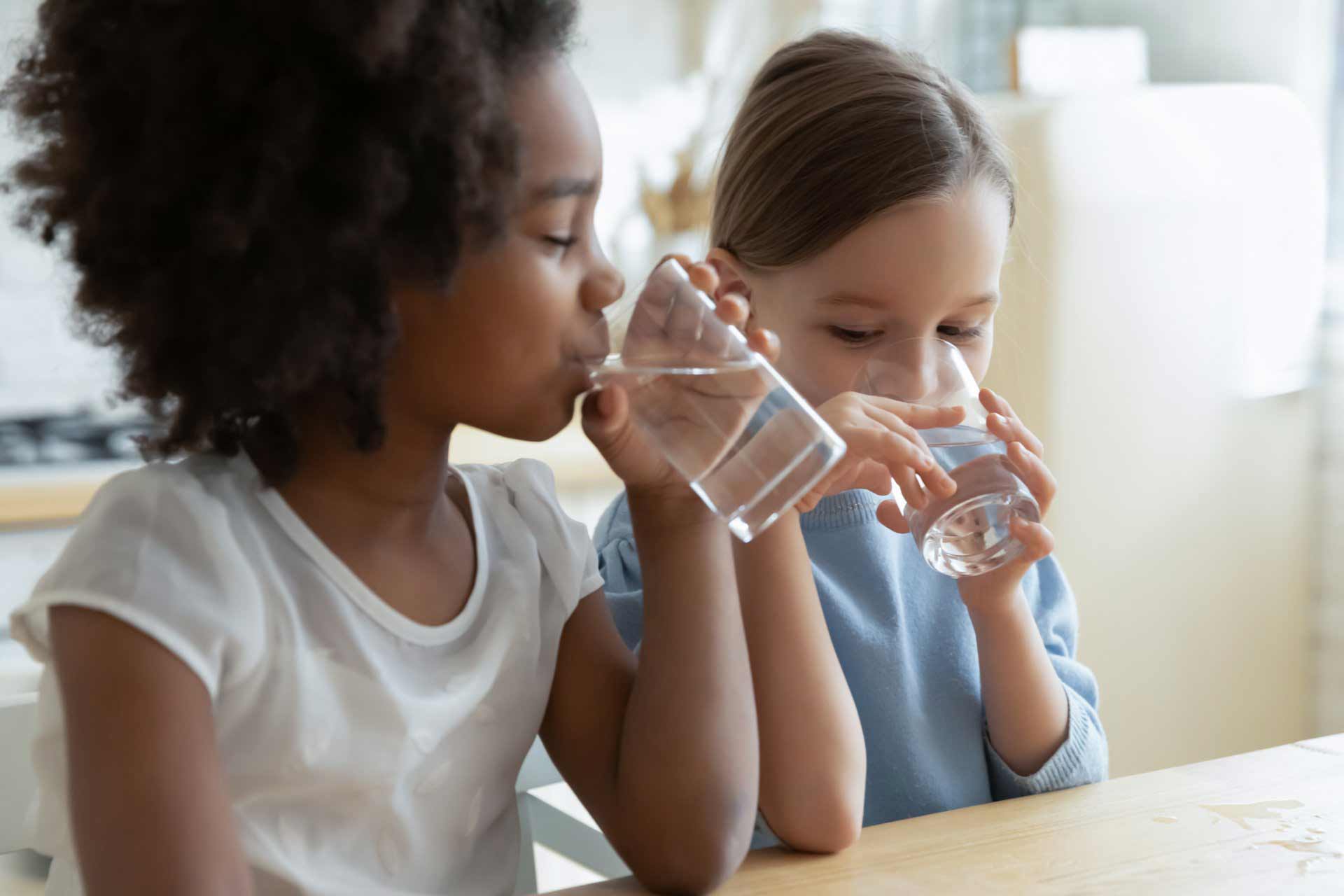 孩子们在喝干净的水-杰克逊维尔，佛罗里达- 贝博app体育官方下载网一&B营销