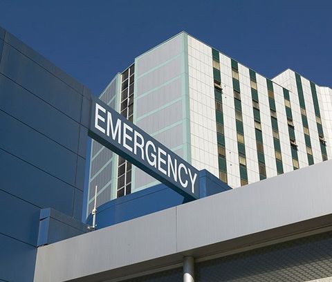 医院入口处的紧急标志-本顿县卫生局-华沙，密苏里州