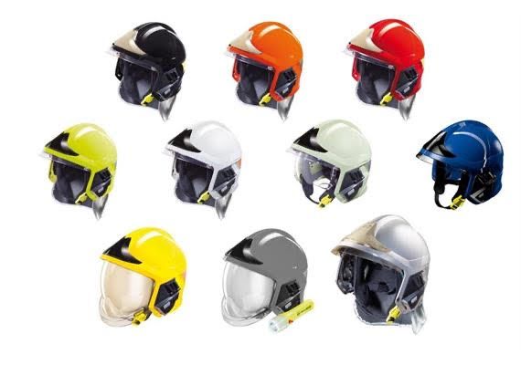 Un tas de casques de différentes couleurs sur fond blanc