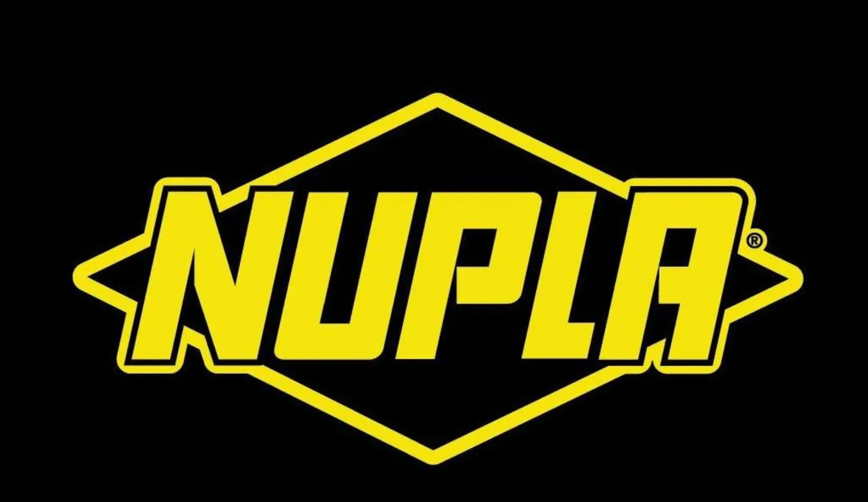 Le logo nupla est jaune sur fond noir.