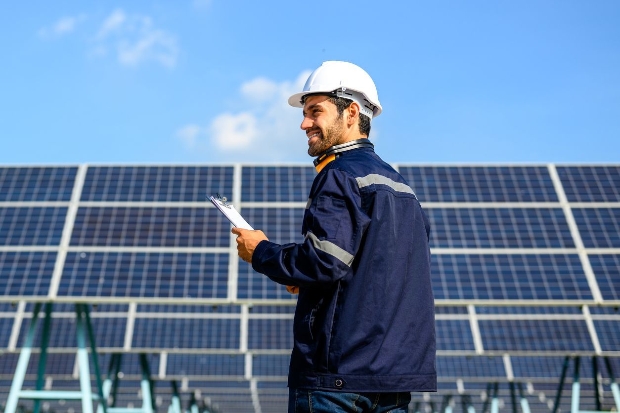 técnico de instalação de painéis solares, a profissão do futuro.