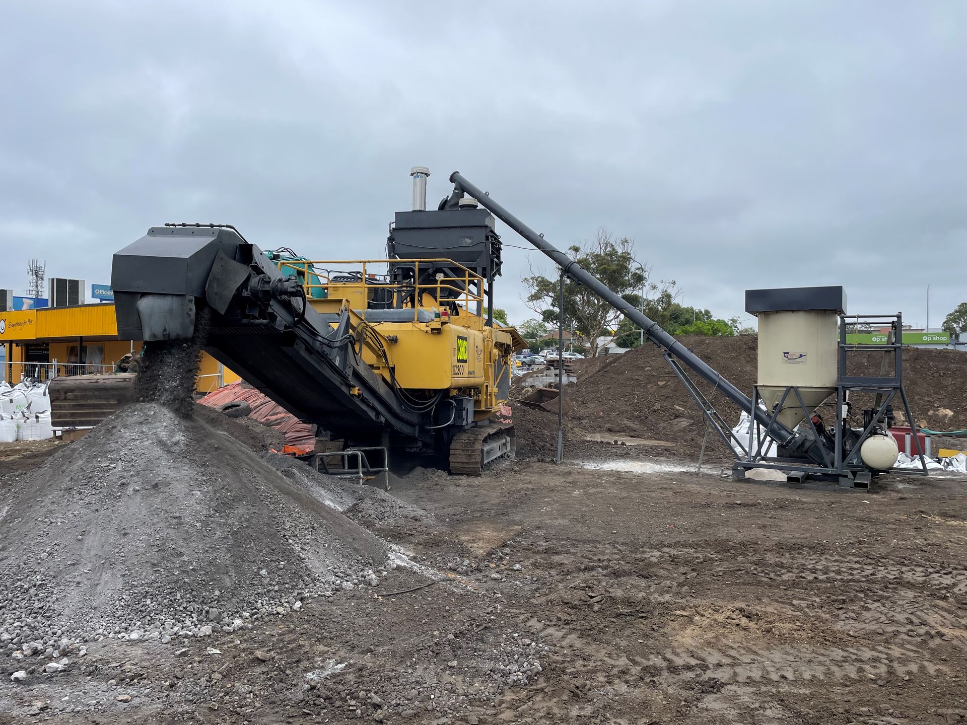 BZ200 on Site — Yatala Qld — Crusher Screen Sales & Hire