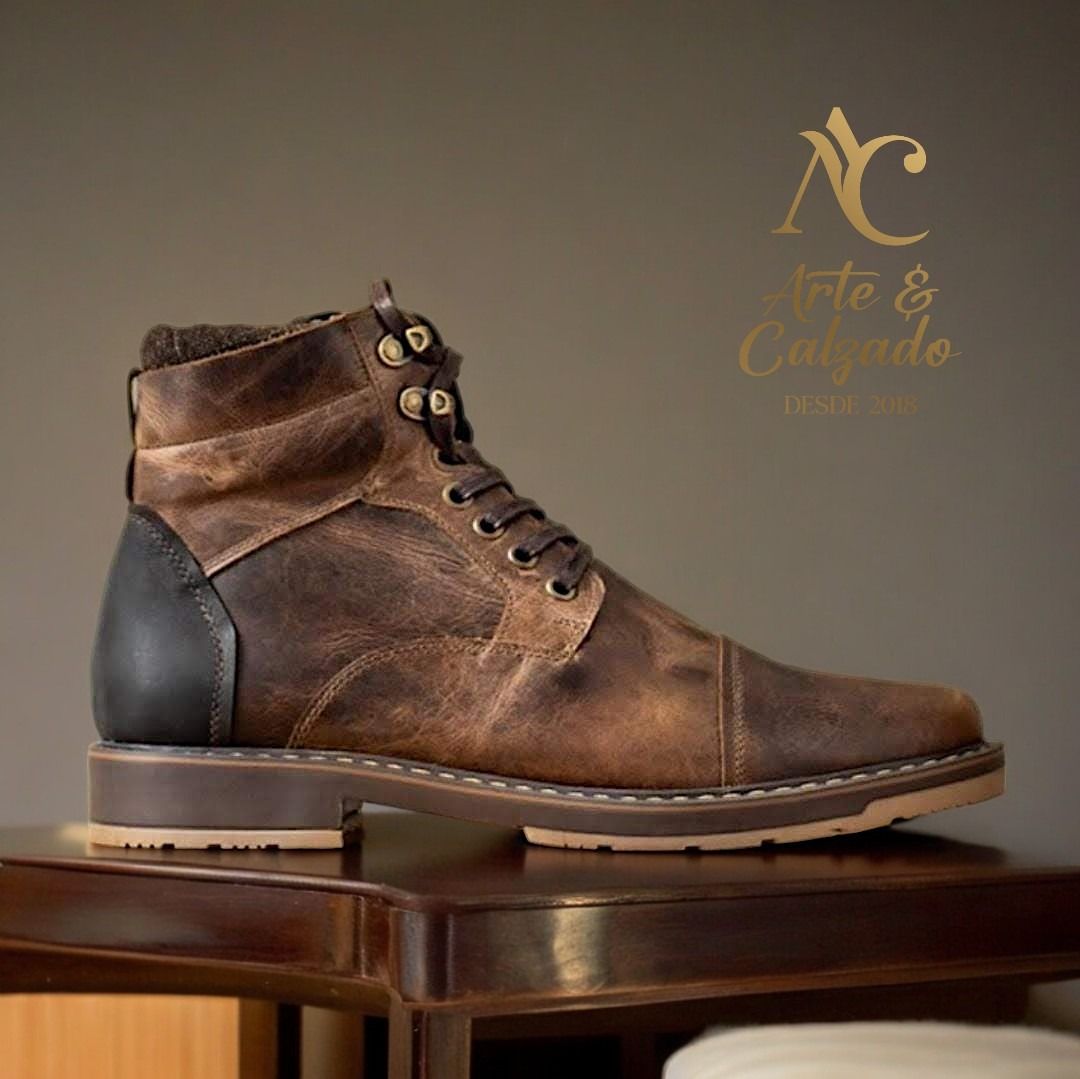 Una bota marrón de cuero con cordones y un detalle oscuro en el tacón