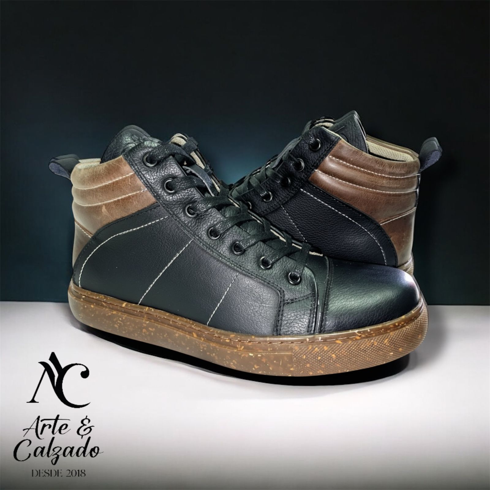 Una zapatilla deportiva alta de piel marrón con suela de goma moteada, presentada sobre un fondo blanco y negro.