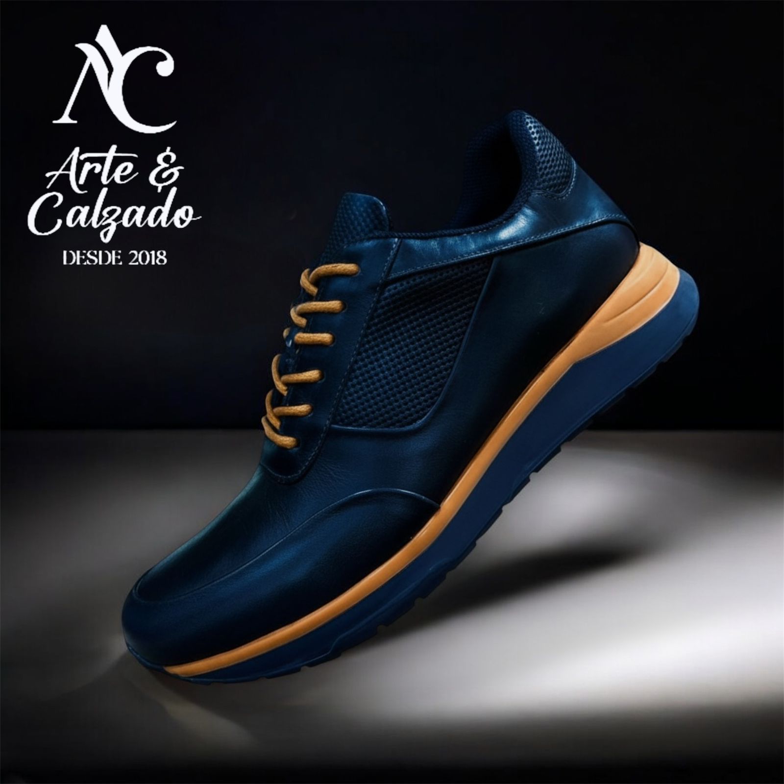 Una zapatilla deportiva azul oscuro con cordones y suela color canela