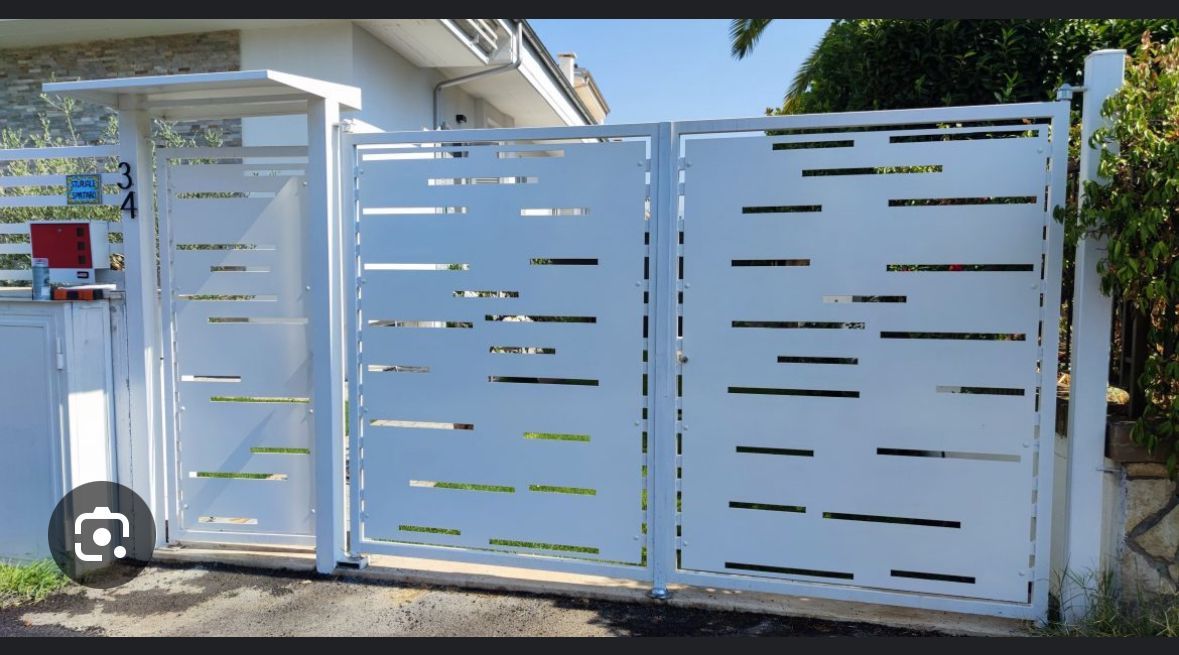 Un cancello in metallo bianco con un moderno motivo a fessure orizzontali tagliate al laser, completo di porta pedonale laterale abbinata.