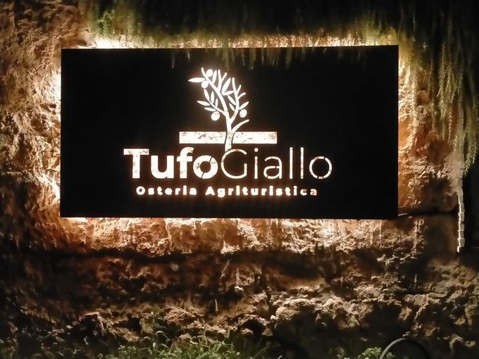 Un'insegna nera illuminata reca la scritta 