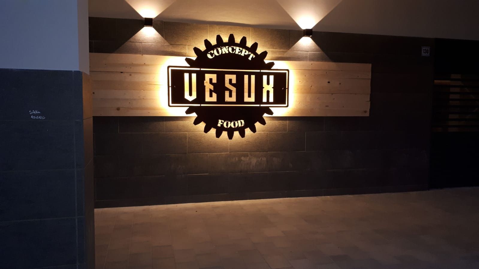 Un'insegna retroilluminata con la scritta