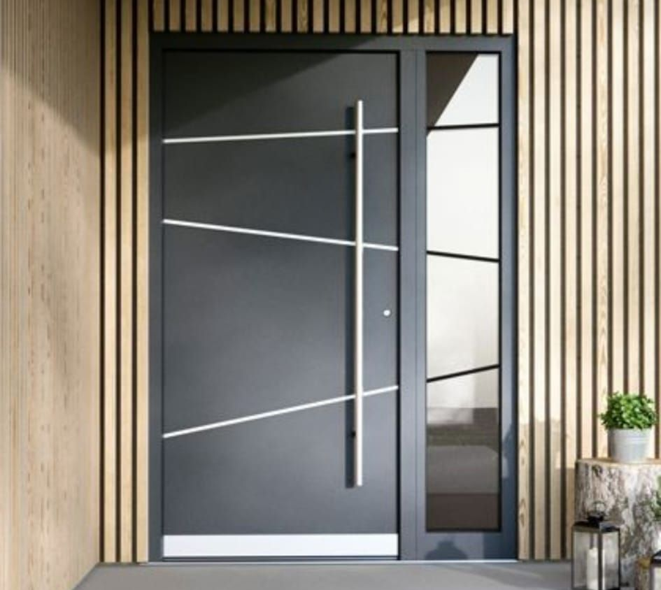 Una moderna porta d'ingresso grigio scuro con maniglia verticale argentata e dettagli orizzontali bianchi, incastonata in una parete a listelli di legno.