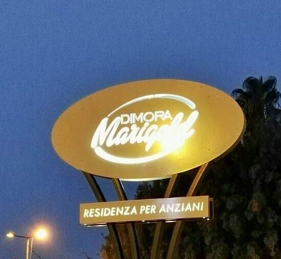 Un'insegna luminosa ovale con la scritta