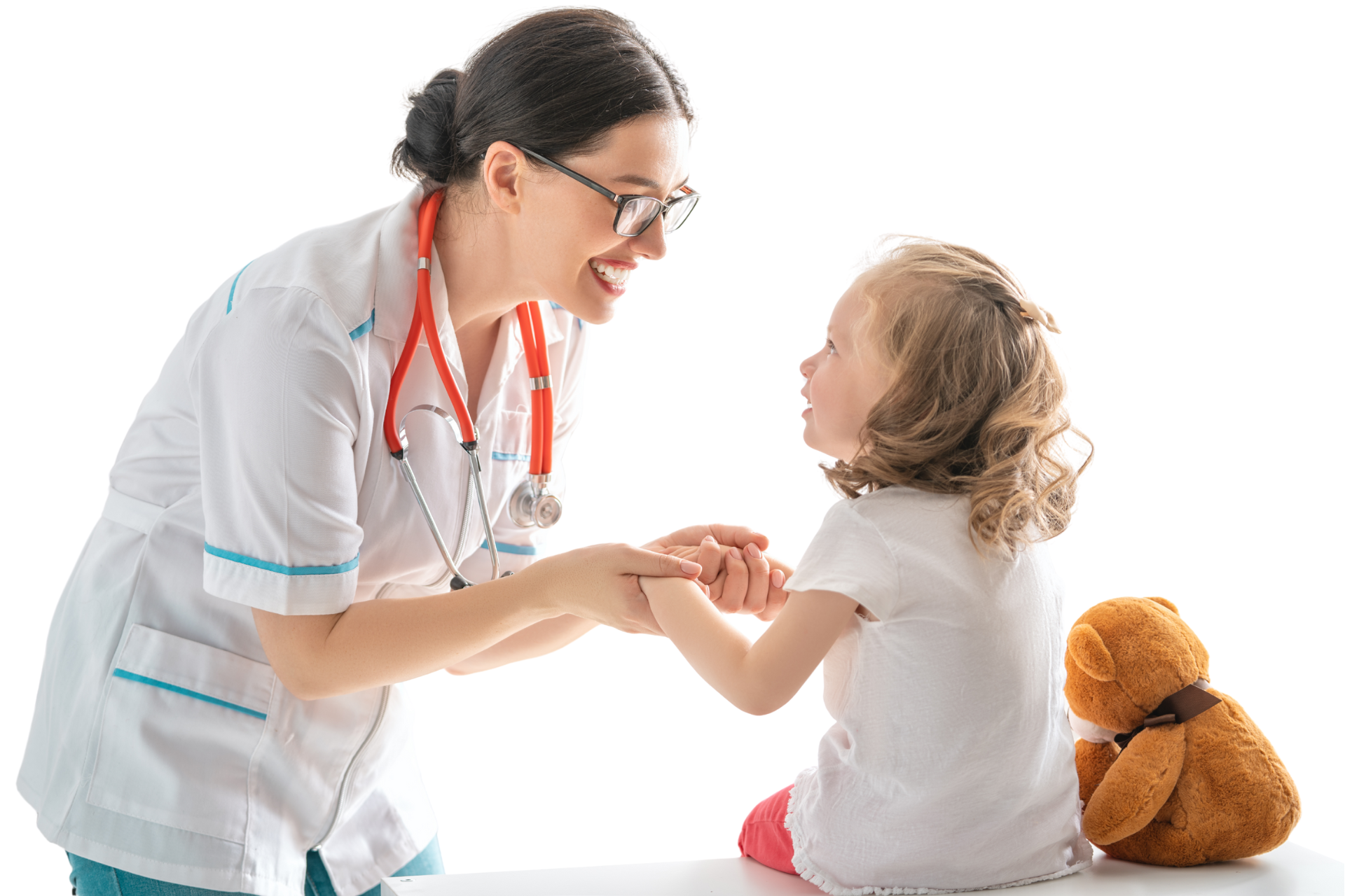Arzt hält lächelnd die Hand eines kleinen Kindes; Teddybär in der Nähe.