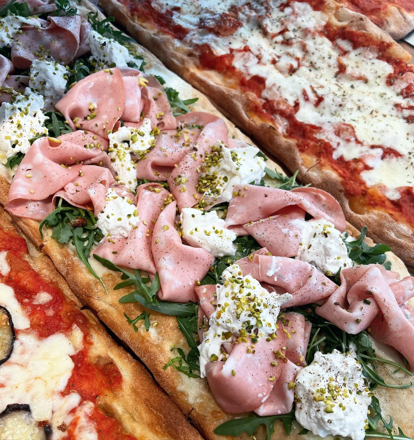 Pizza con mortadella, ricotta e pistacchi.