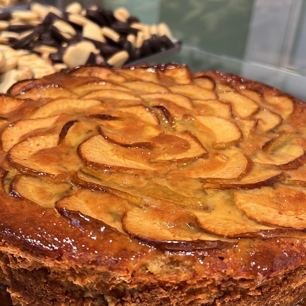 Torta di mele con fette di mela caramellate sopra, impostazione da pasticceria.