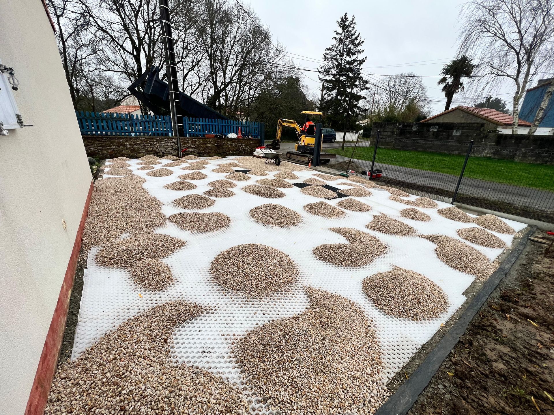 Mise en place de gravier sur les dalles alvéolées nidagravel
