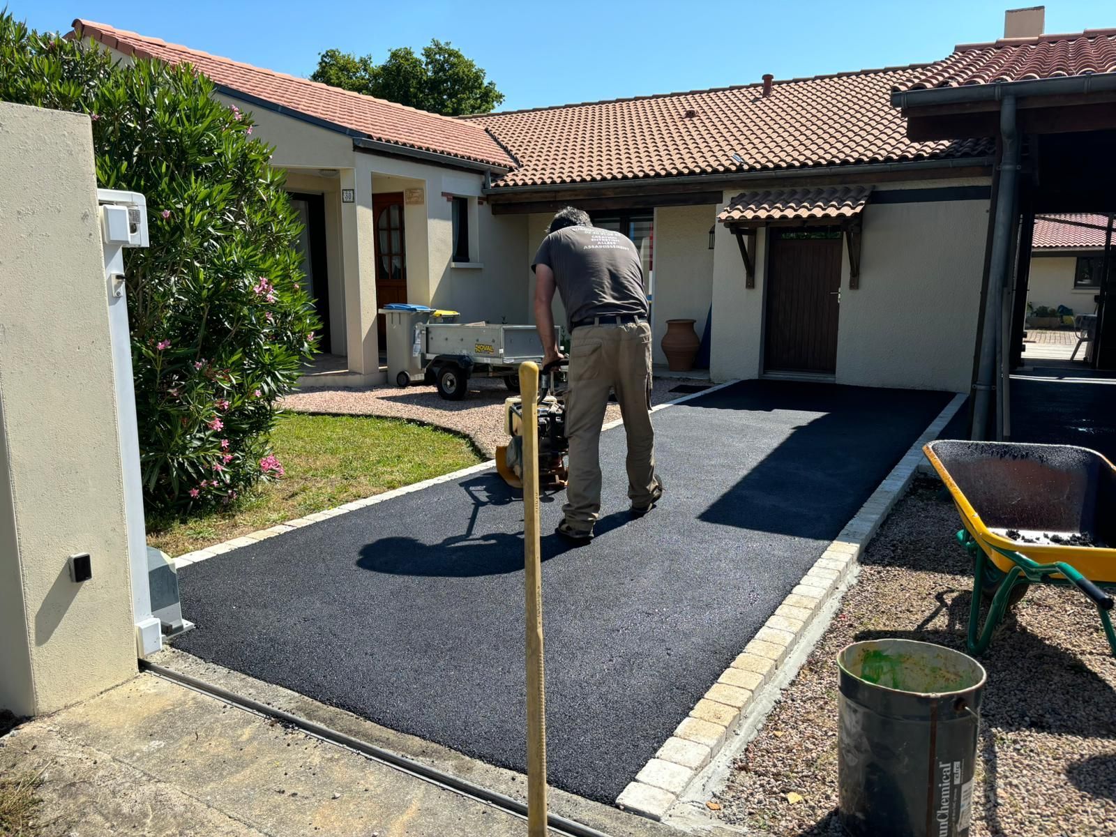 Réglage des pentes et compactage optimal de l'enrobé, pour assurer une surface durable et parfaitement étanche.