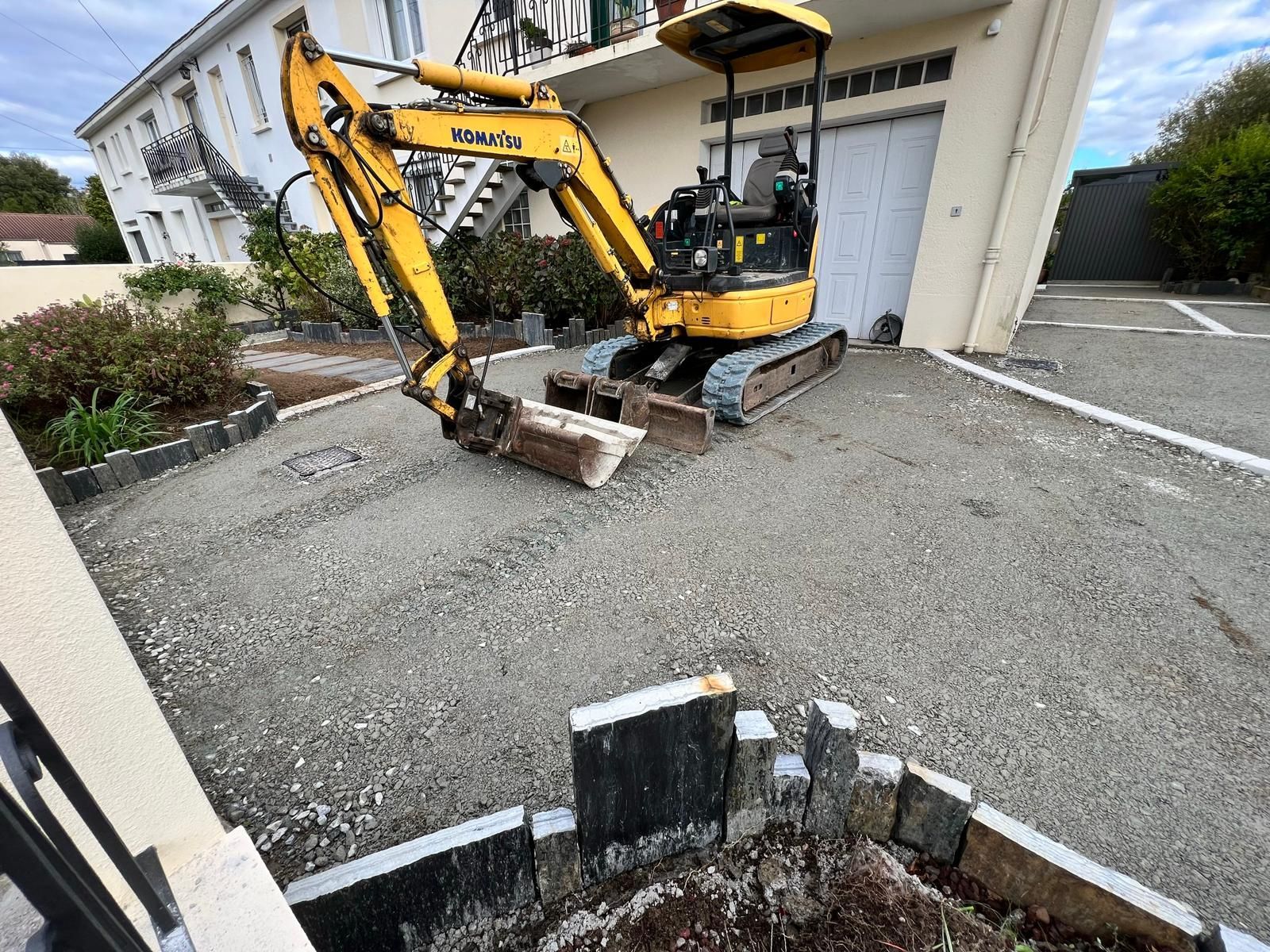Prestations comprenant la préparation à la pose d'enrobés (terrassement et maçonnerie)