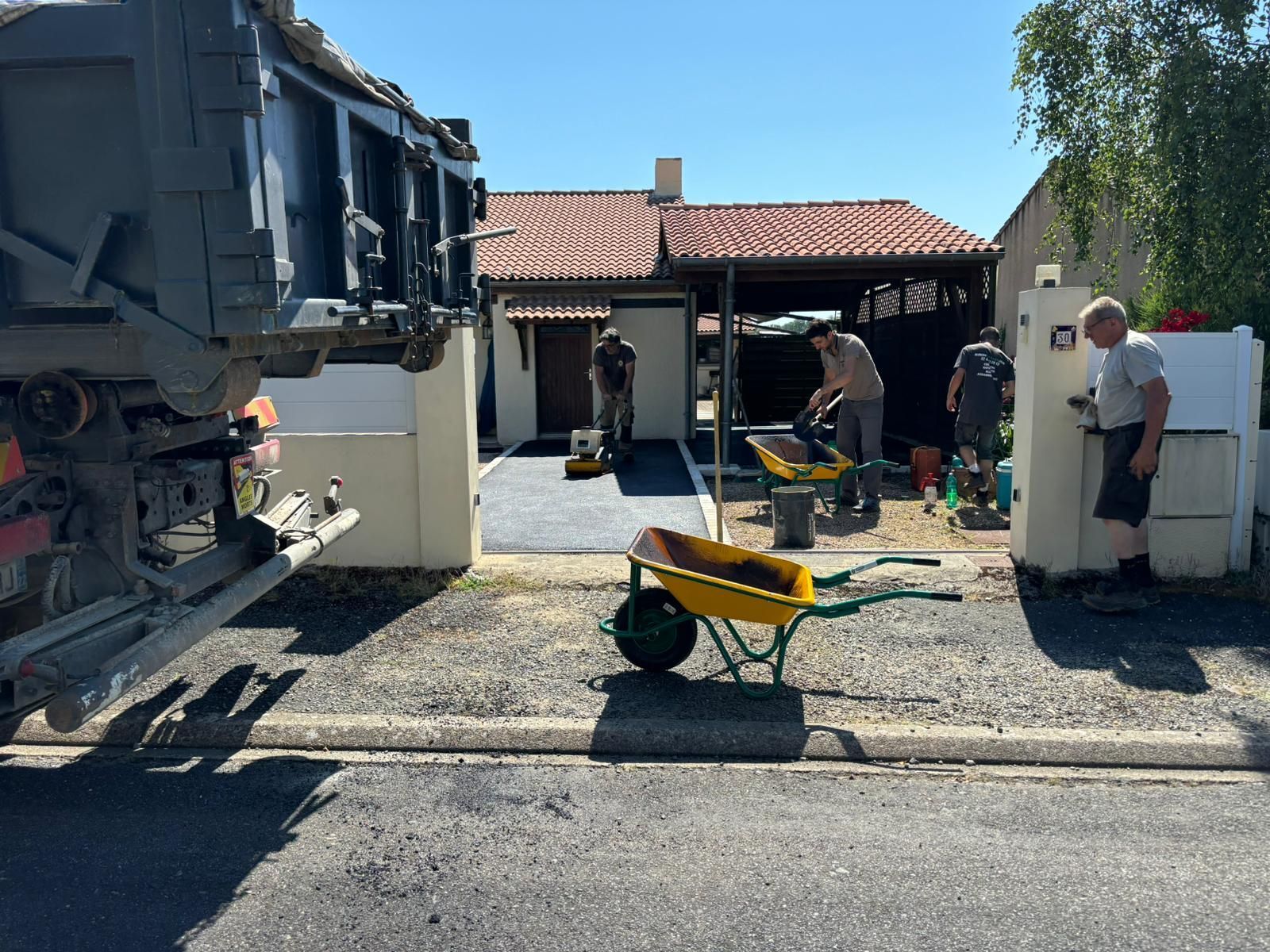 équipe expérimentée et rodée à la pose d'enrobés dans la région Nantaise