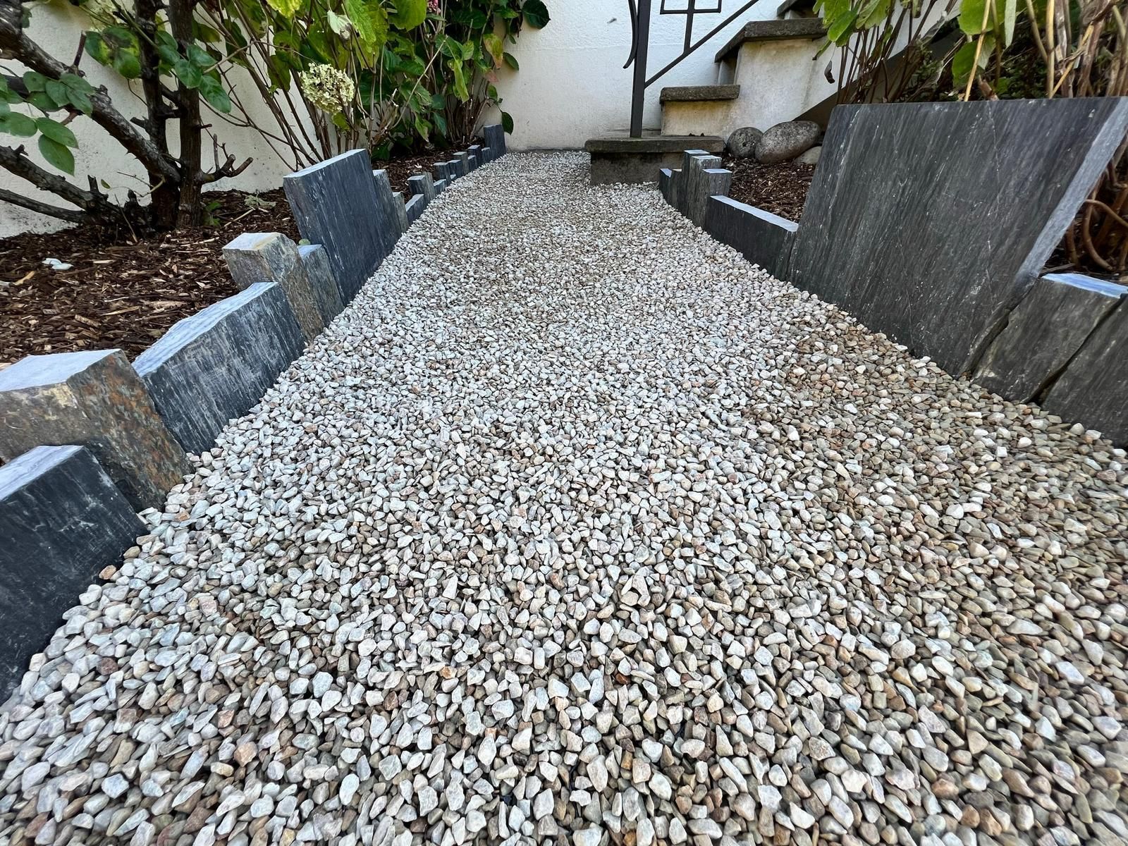 Accès en gravier stabilisé et coloré à une entrée de maison par BURON Paysage