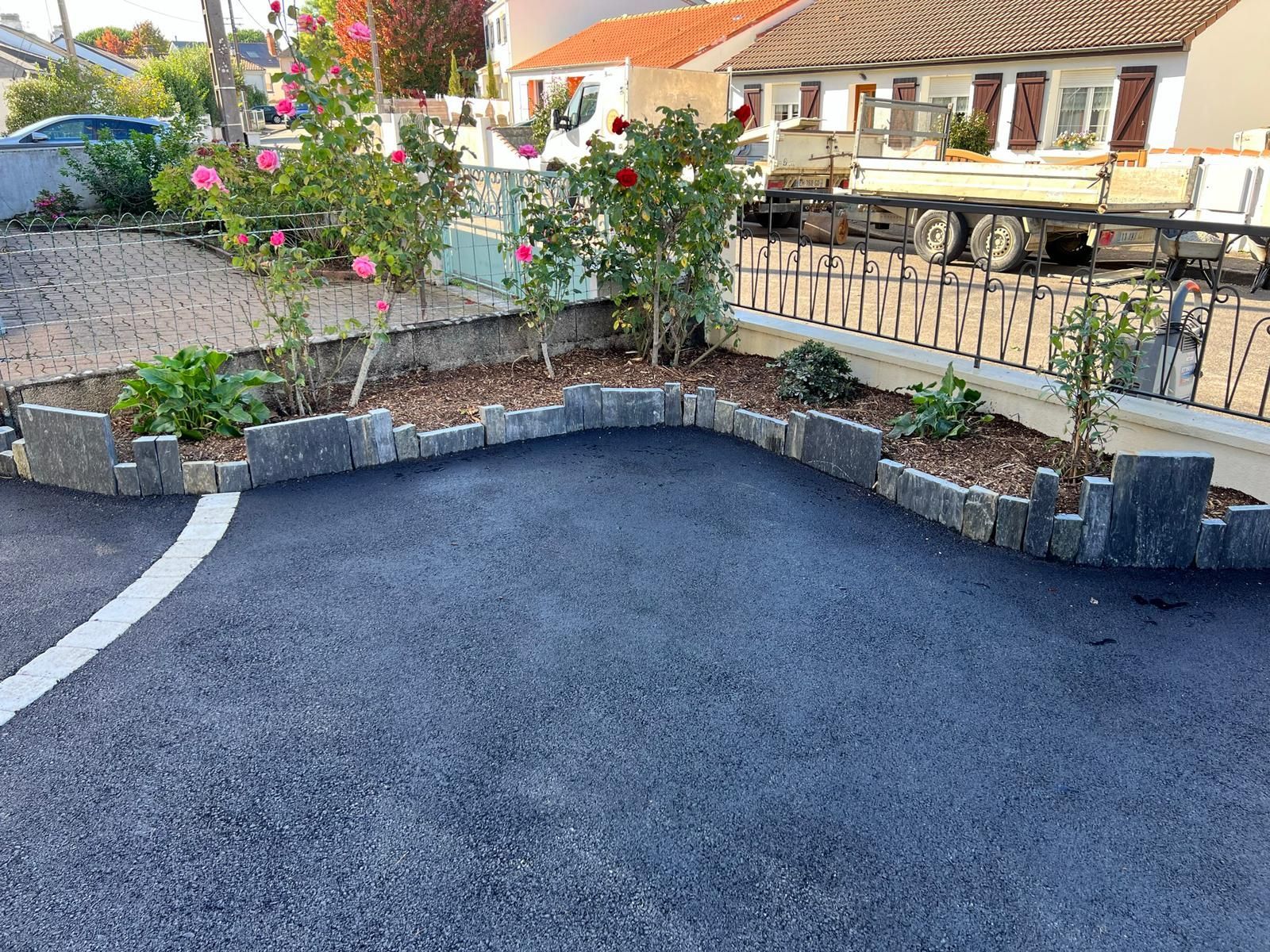 Pose d'enrobé bitumineux noir ou coloré par BURON Paysage