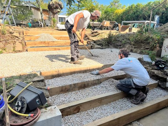Aménagement d'allées en gravier décoratif