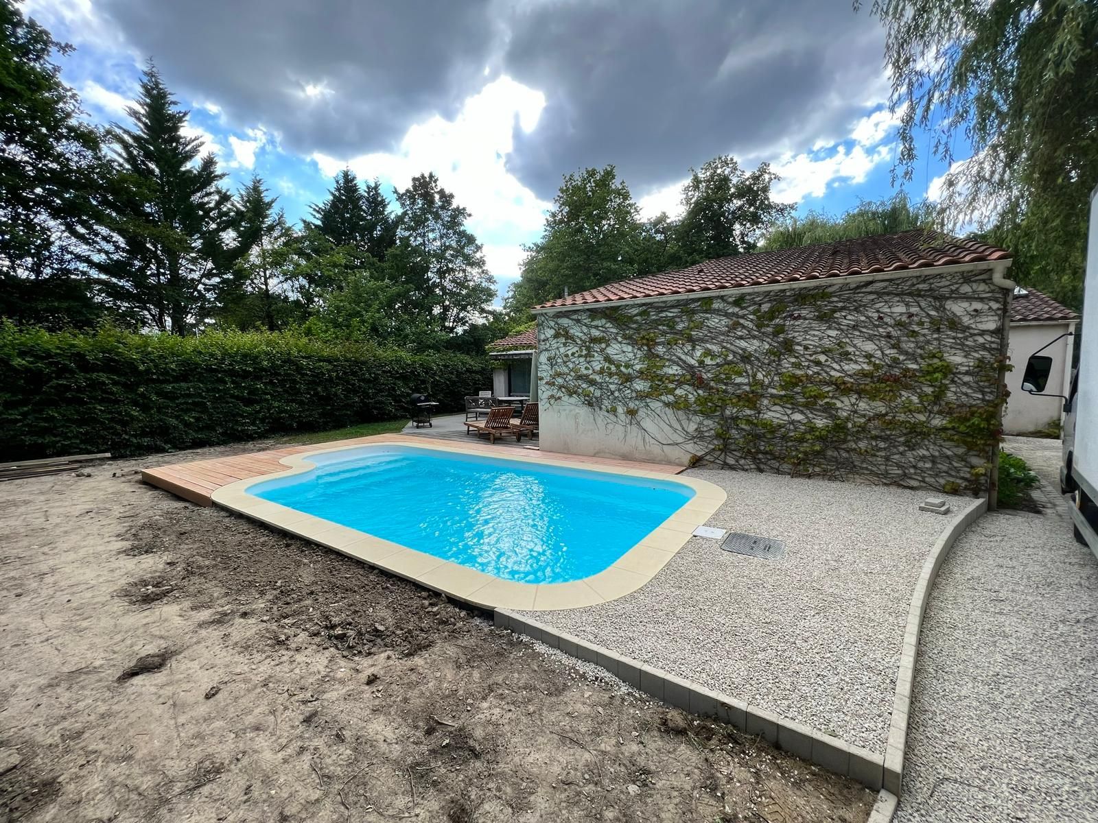 Pose de piscines personnalisées, coque béton ou carrelage, à filtration innovante et naturelle, ou classique