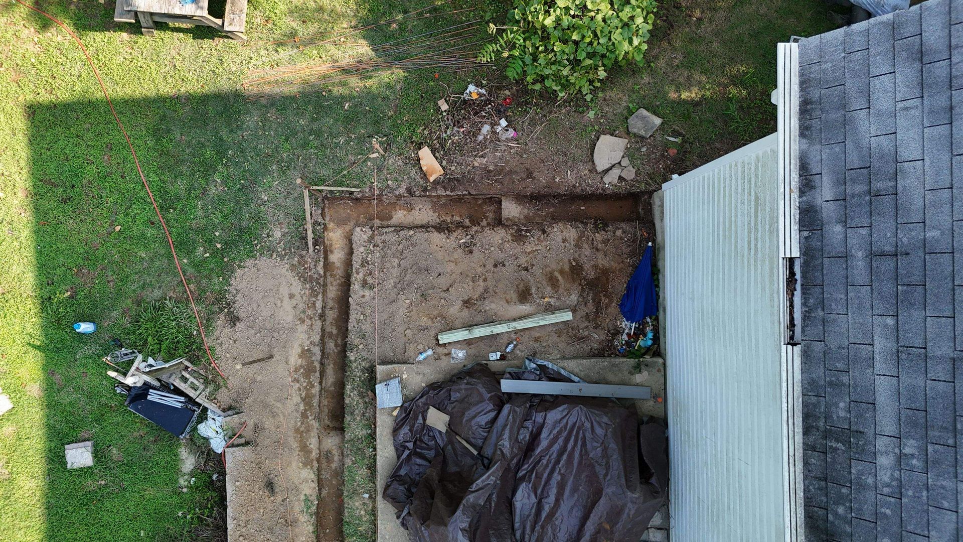 An aerial view of a house being built in a backyard.
