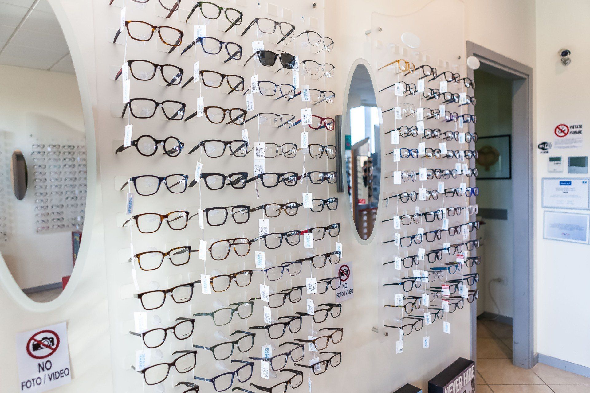 Espositore con occhiali da vista