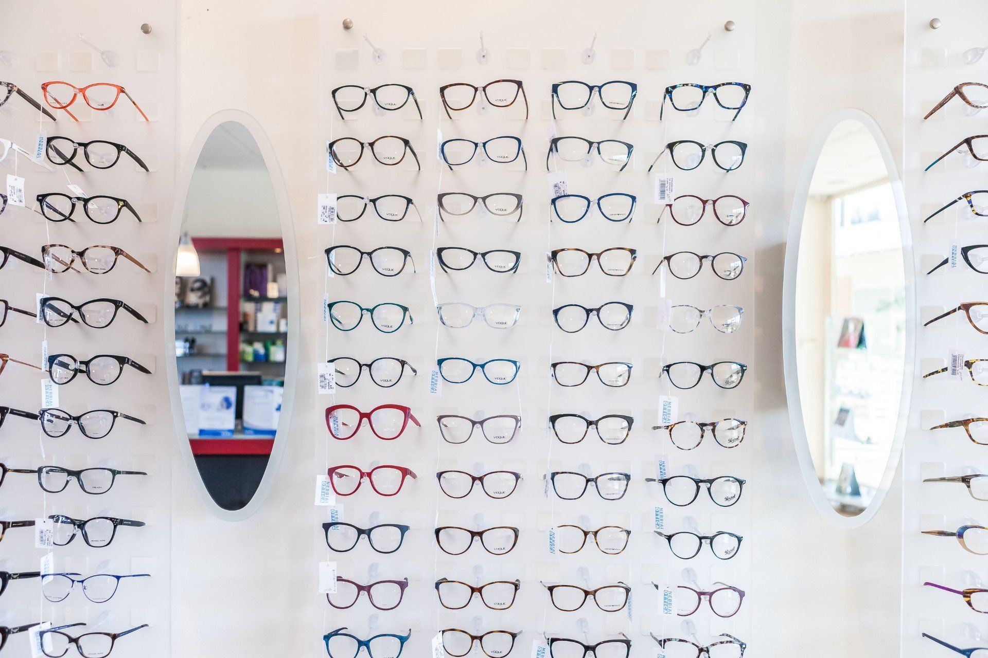 Occhiali da vista in vendita in un negozio