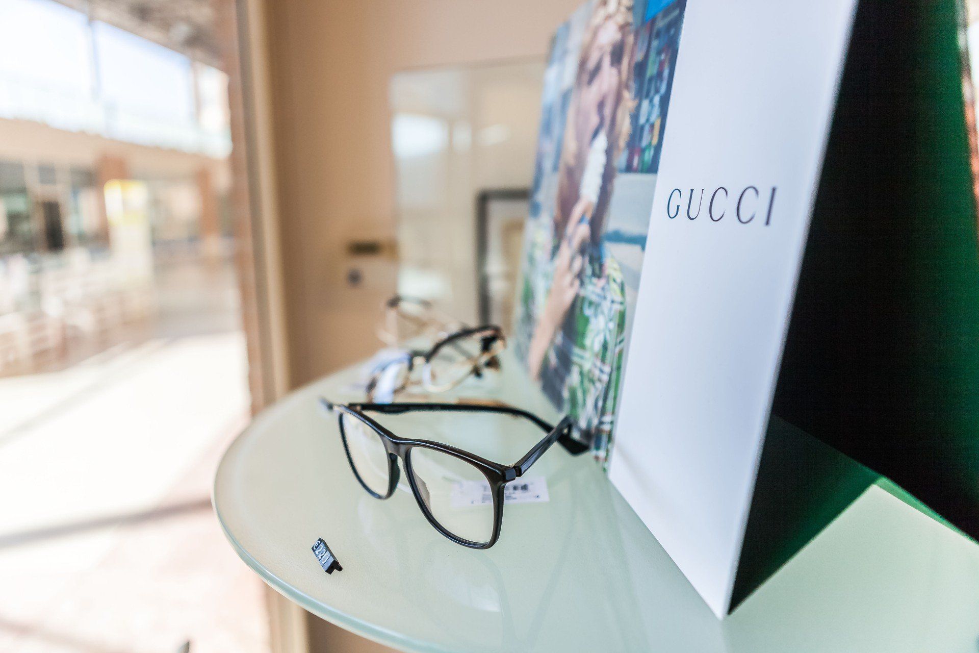 Bancone con occhiali da vista in vendita