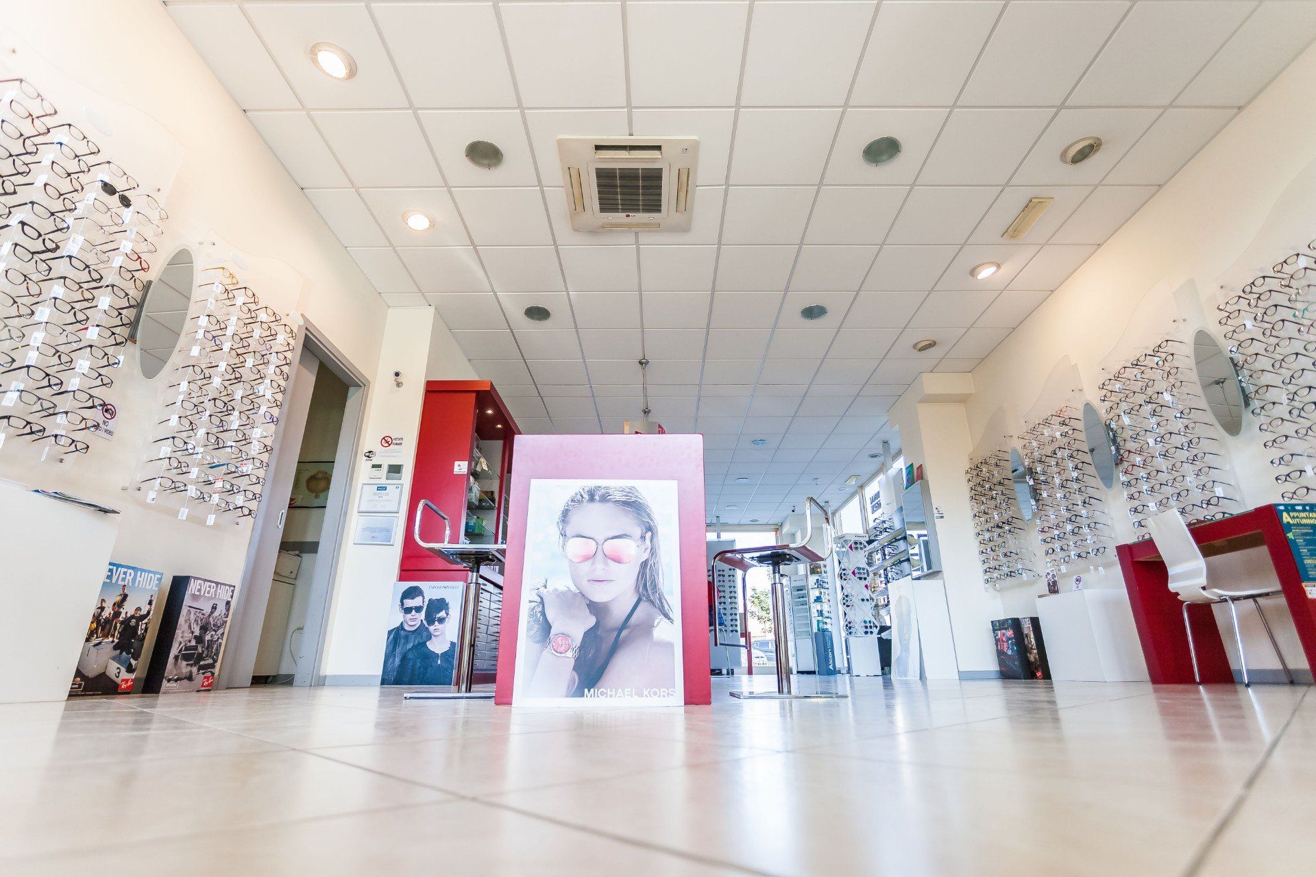 Occhiali e articoli di ottica in vendita