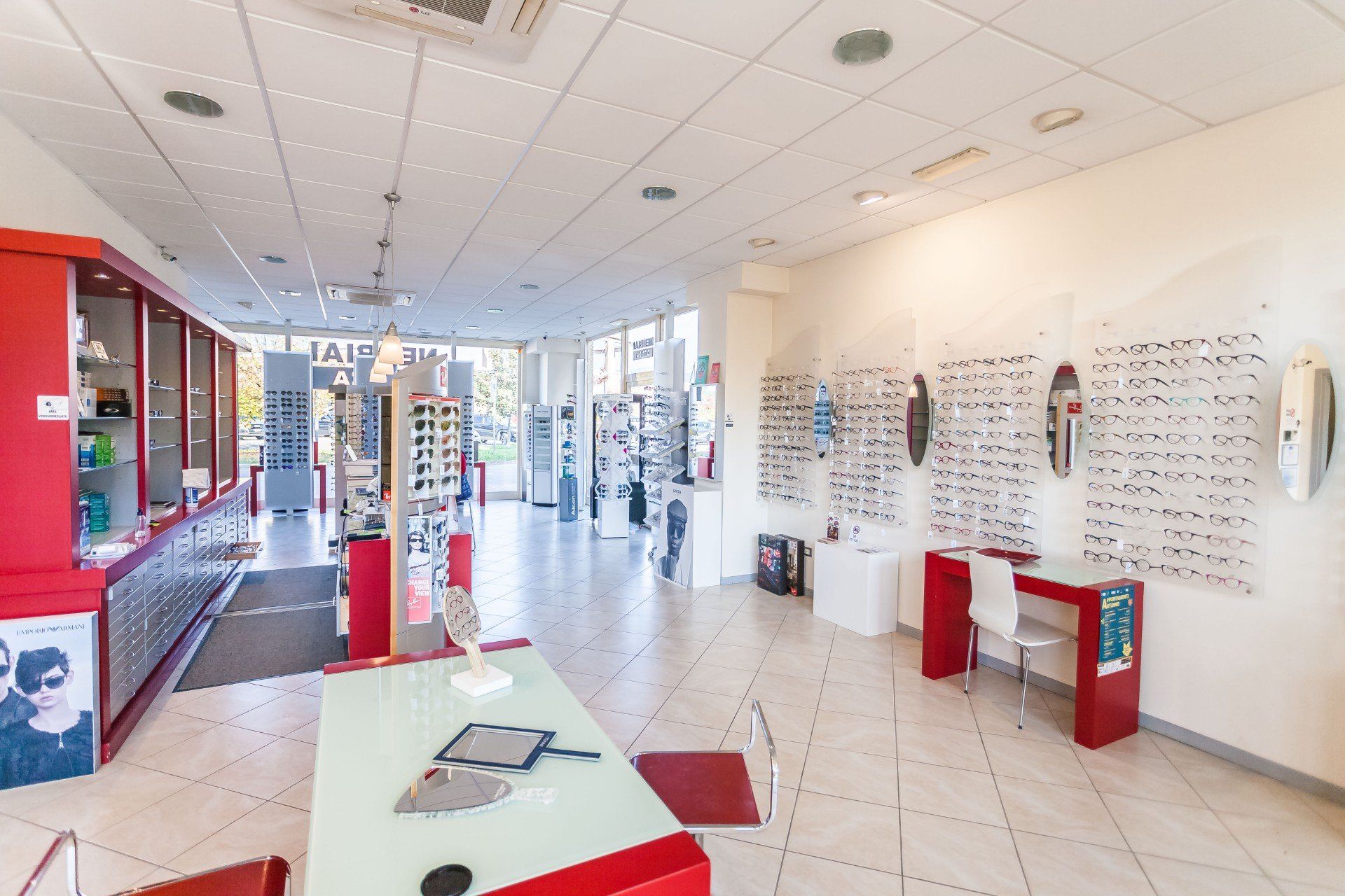 Salone con prodotti di ottica in vendita