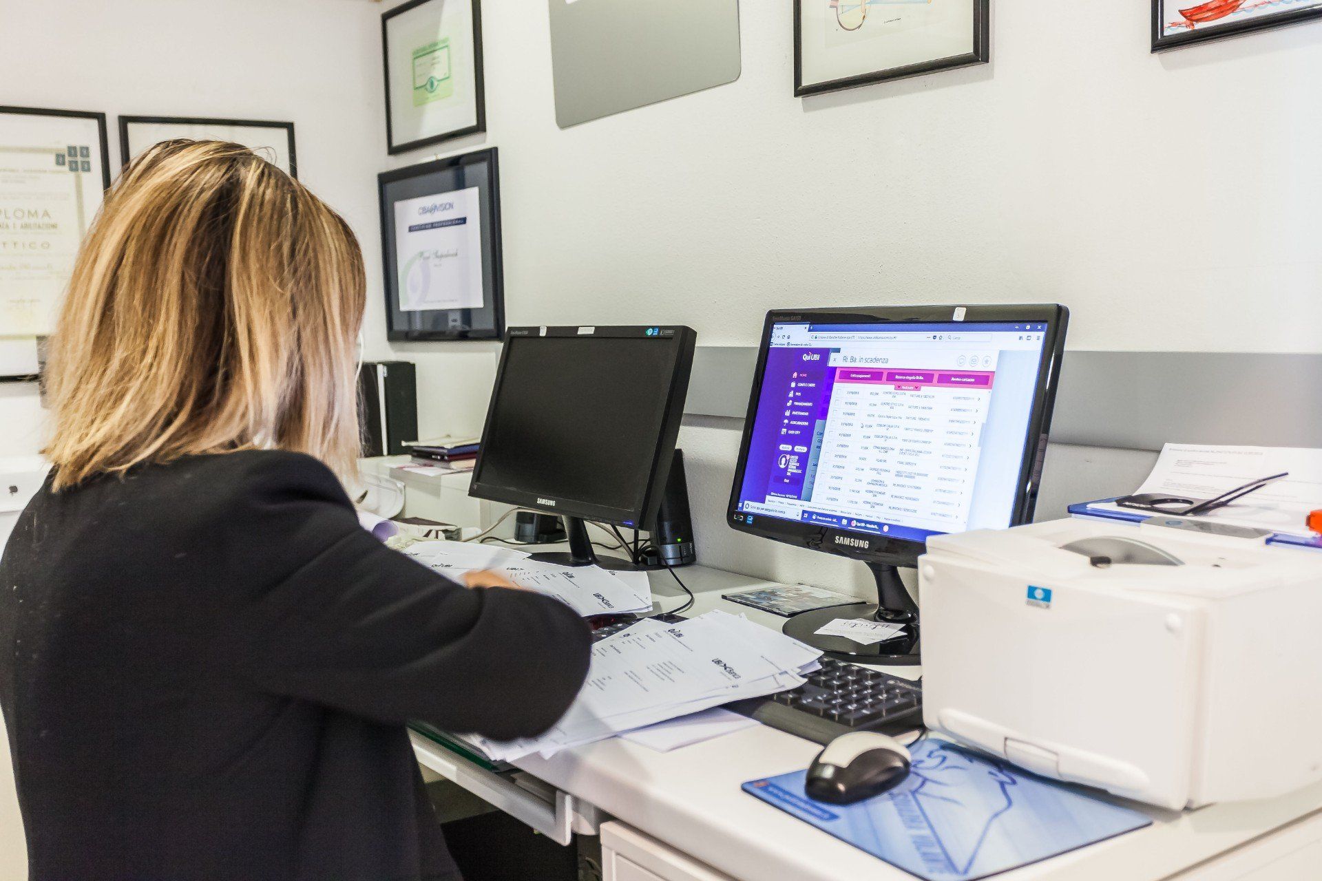 Esperto ottico durante la misurazione computerizzata della vista di un paziente