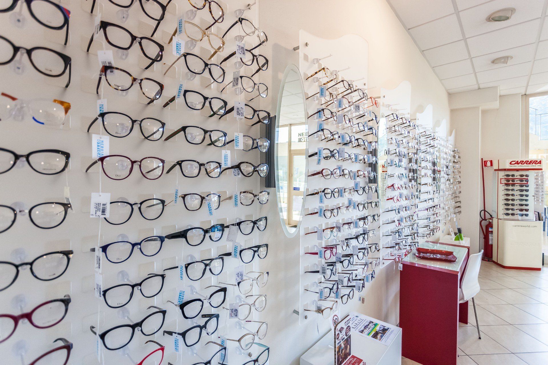 Diversi modelli di occhiali da vista