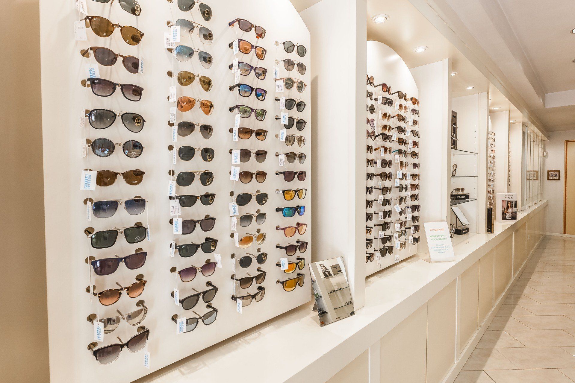 Occhiali in vendita in un centro ottico