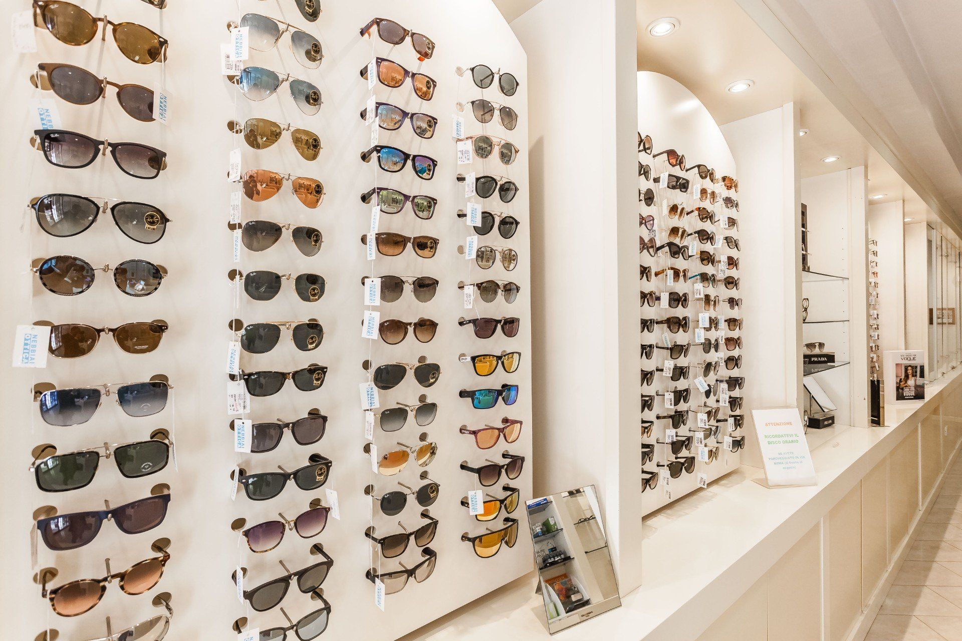 Occhiali da sole con lenti colorate in vendita