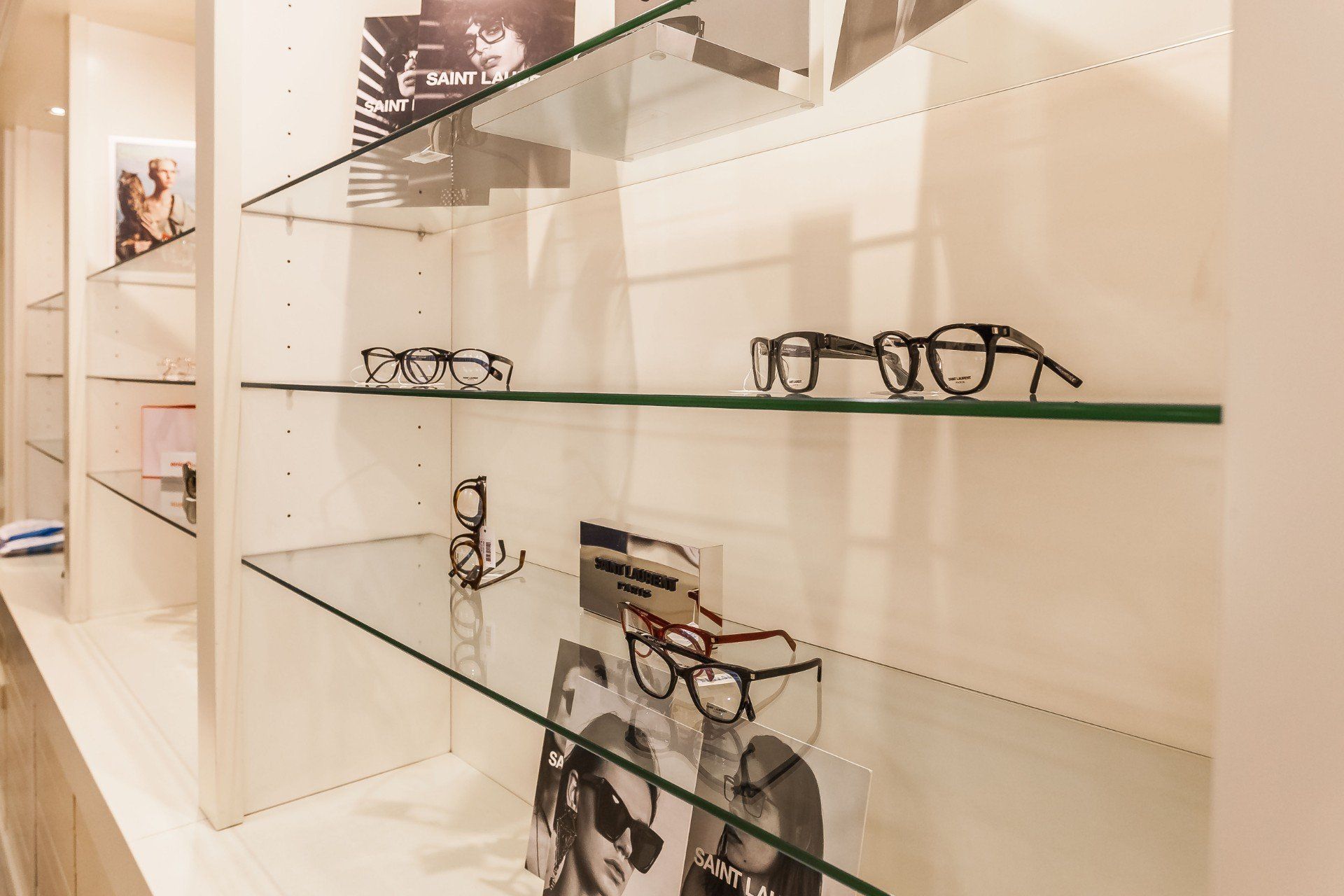 Occhiali da vista in esposizione nelle vetrine di un centro ottico