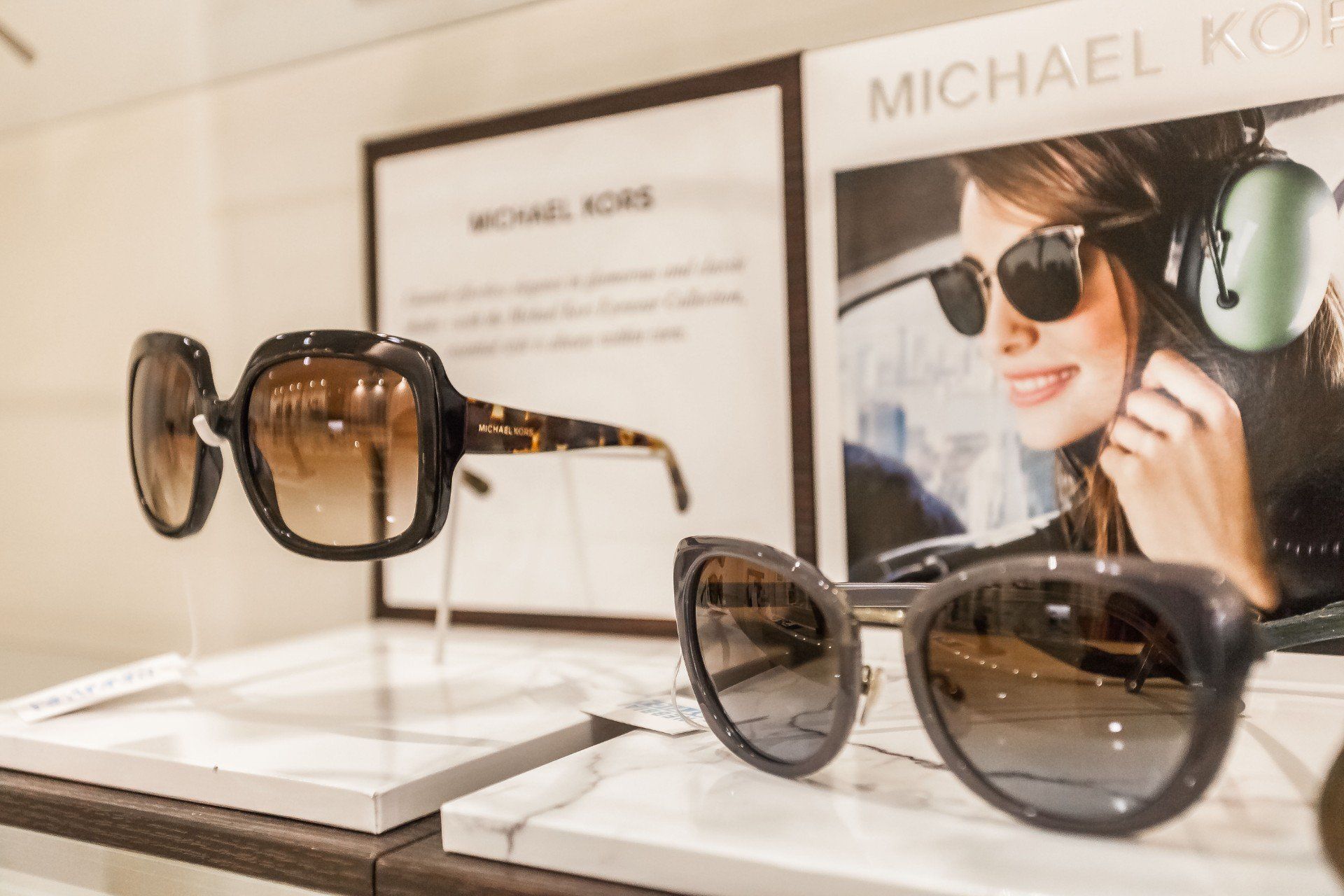 Diversi modelli di occhiali da sole