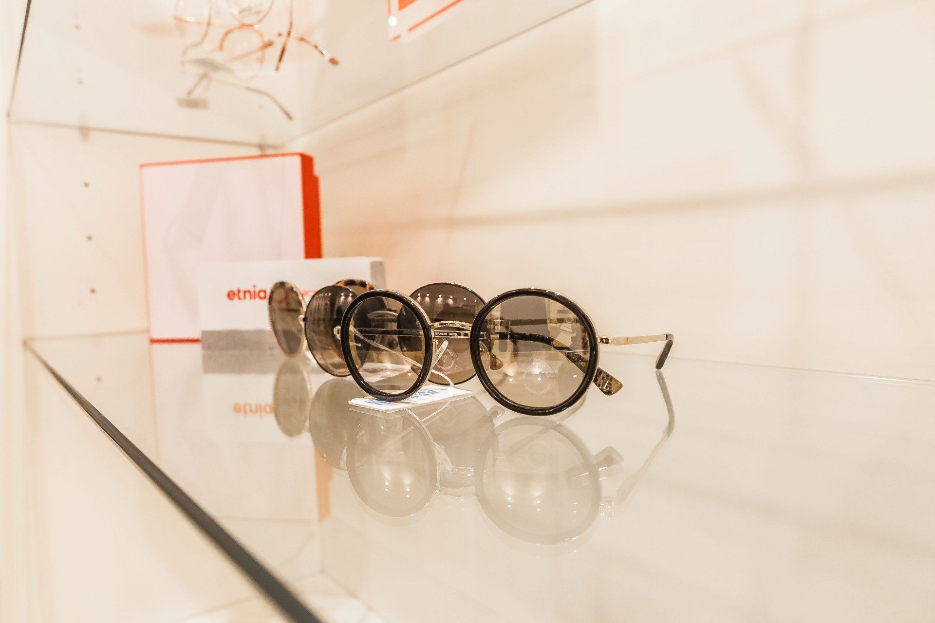 Occhiali da sole con montatura tonda