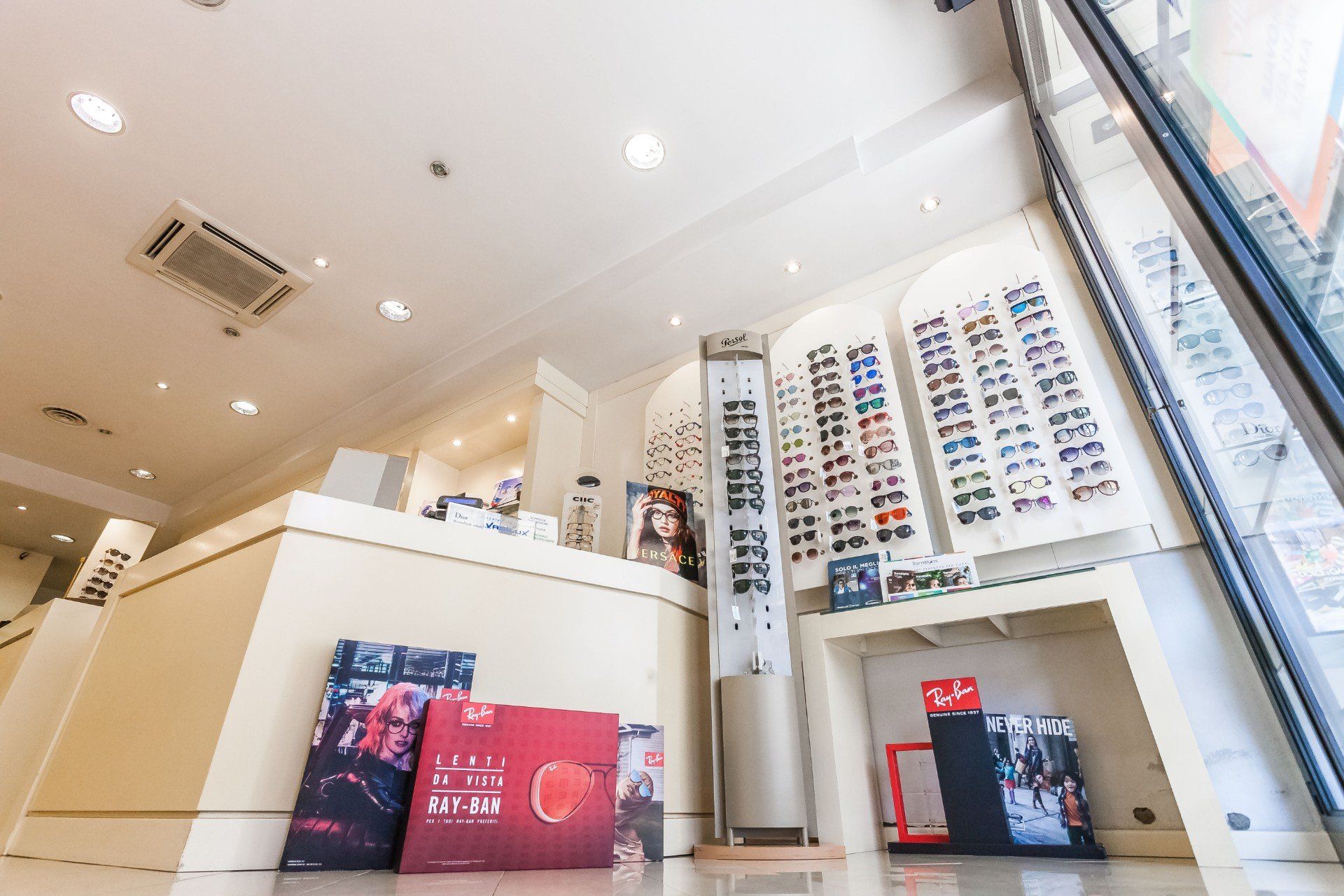 Occhiali in vendita in un centro di ottica
