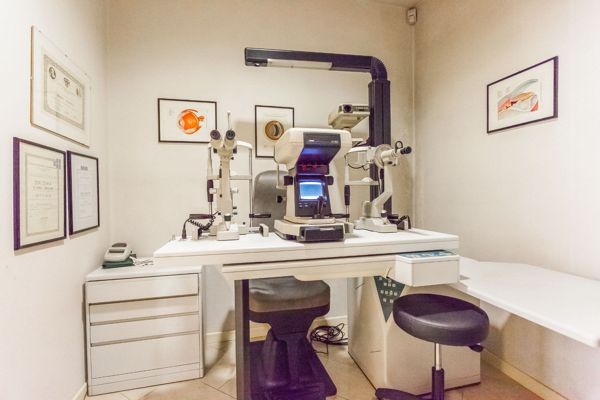 Strumentazione per visita oculistica