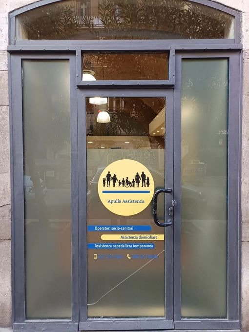 Uno spazzolino da denti e strumenti dentali in una tasca