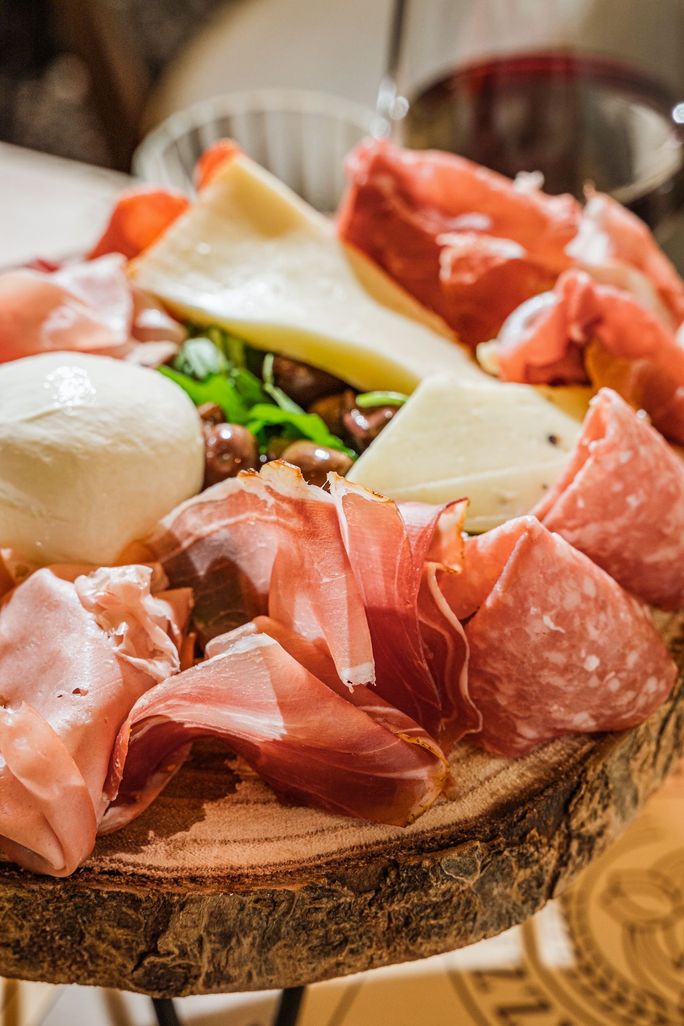 Fette di prosciutto e carote su un tagliere