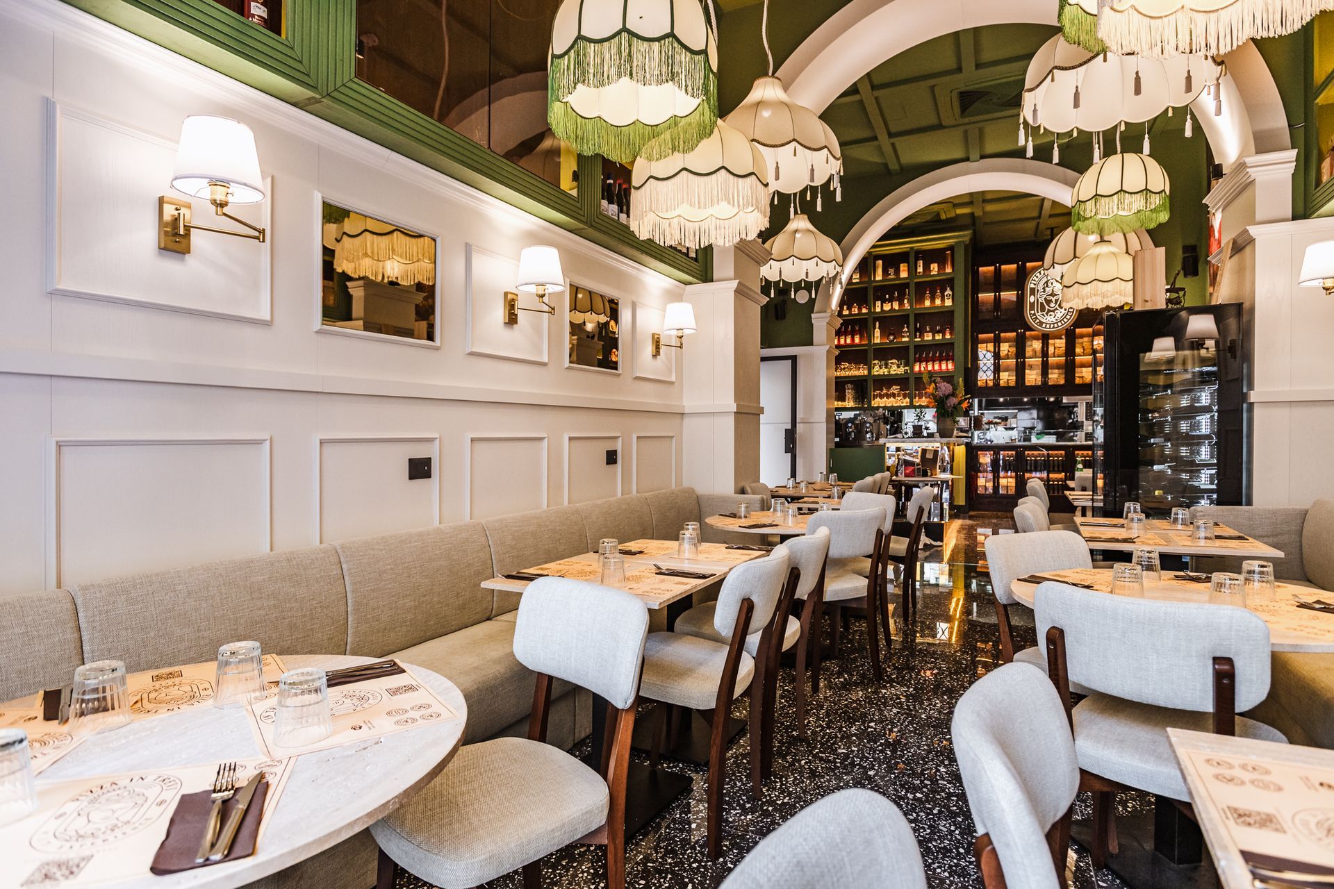 C'è una fontana al centro di una piazza di fronte a un edificio.