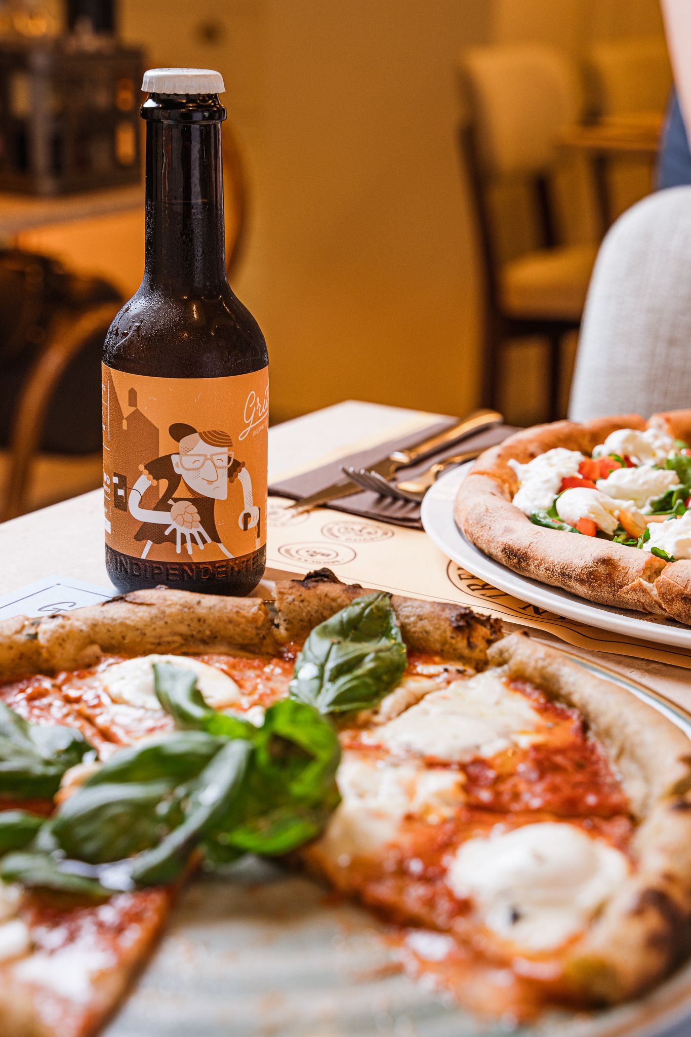 Un primo piano di un piatto di cibo su un tavolo