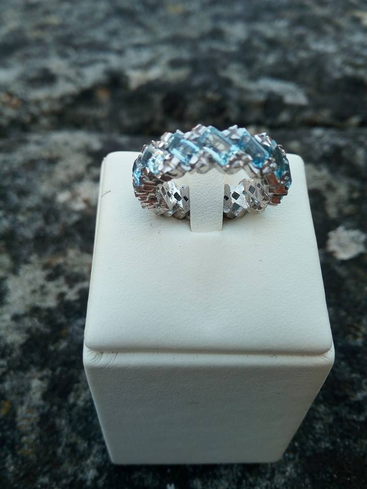 anello con pietre preziose