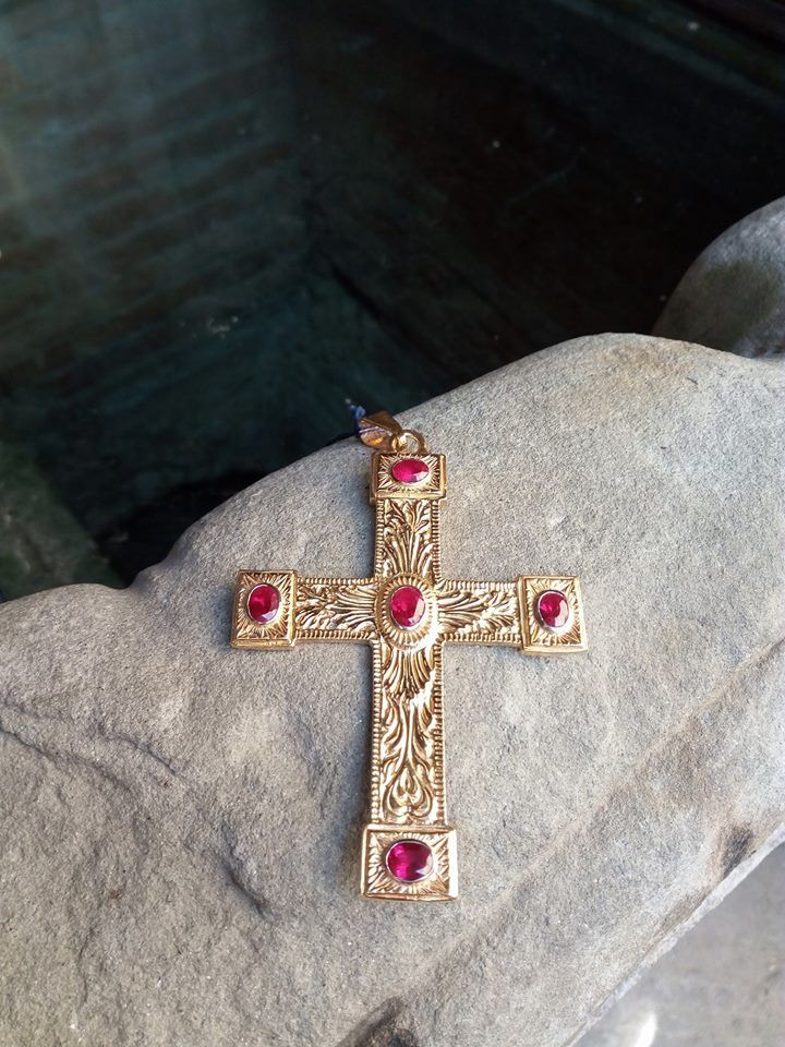 Croce fatta a sbalzo e cesello